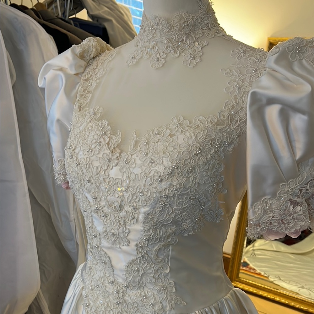 Elegant White Lace Wedding Dress